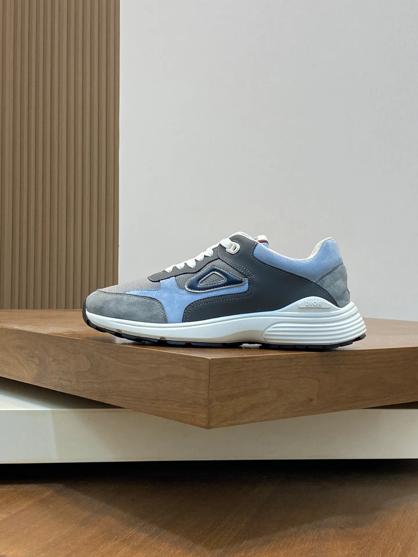 Men's men's shoes 💰440 [New style] 🐦‍⬛🐦‍⬛ Dior low-top series casual sports shoes sneakers original purchase development production production This sports shoe is a classic item. Crafted from Dior Gray cow leather with tonal CD Diamond canvas panels on the sides. The CD Icon-shaped shoelace eyelets are subtle and sophisticated, and the two-tone rubber sole, tongue and heel are all decorated with distinctive details for added sophistication. The padded high-top design makes the shape more refined and improves comfort and support. Fashionable and versatile, it can complement any look.  Exquisite packaging at the delivery counter 🛍📦 ▪️Fabric: Original customized calfskin ▪️Inner lining: Customized breathable lining ▪️Outsole: Original molded TPU combination outsole ▪️Sole thickness: 3CM ▪️Size: Men's size 39-45 (38 45 customized)